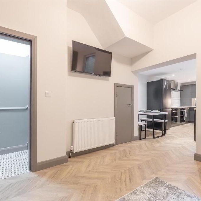 Room 6, 300 Beersbridge Road, Belfast, BT5 5DY - Photo 1