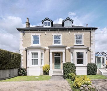 An elegant Victorian house with a spacious garden. - Photo 2