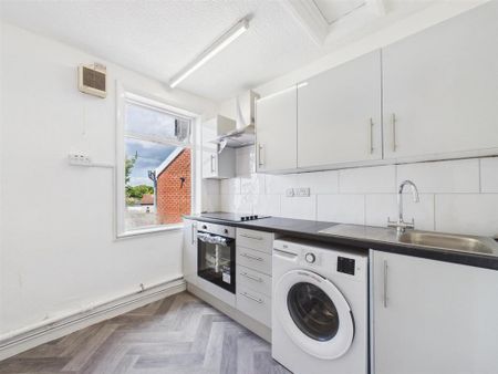 2 bedroom flat to rent - Photo 2