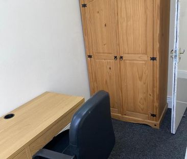 5 bedroom private hall to rent - Photo 3