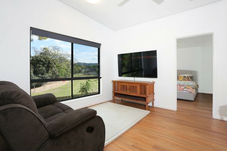 5 BEDROOM HOME WITH FREE STANDING ONE BEDROOM GRANNY - Photo 2