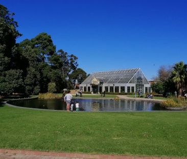 Modern Ground Floor Apartment – Walk to EVERYTHING - Photo 4