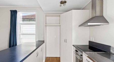 Best Street, Best Shops, Best School - Photo 4