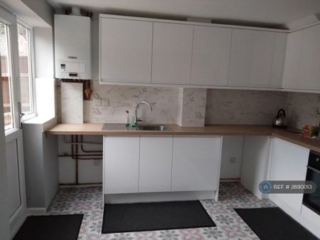 2 bedroom semi-detached house to rent - Photo 5