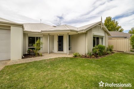 15 Dunn Close, Seville Grove WA 6112 - Photo 2