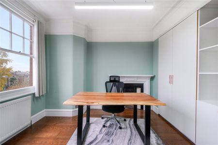 A beautiful three bedroom lateral apartment with excellent built in storage and solid wood floors throughout. EPC C - Photo 4