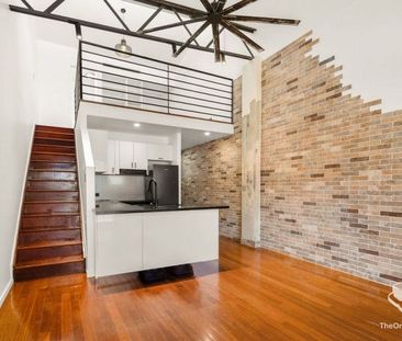 Central and spacious 2 bedroom loft apartment in Fortitude Valley - Photo 2