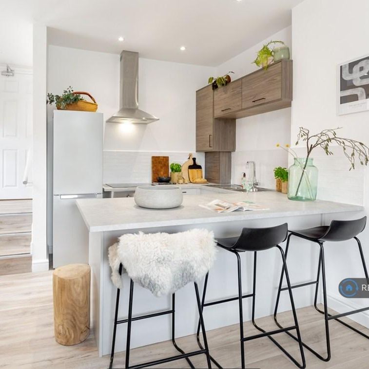 3 bedroom flat to rent - Photo 1