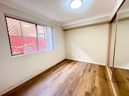 Spacious Villa Style Ground Floor Unit with extra large courtyard - Photo 4