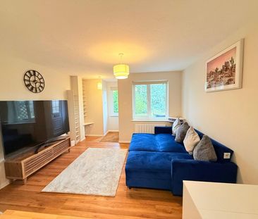 The Orchard, Lightwater, Surrey, GU18 - Photo 2