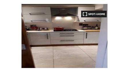 Room for rent in 2-bedroom house in Dublin - Photo 4