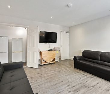 Modern & Spacious 5-Bed Ensuite Student House in Sheffield - Photo 3