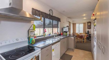 IMMACULATE THREE BEDROOM HOME - Photo 2