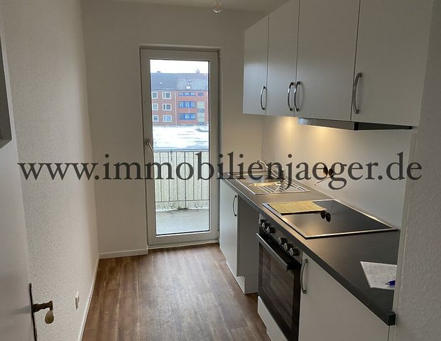 Barmbek - Neu modernisierte Etagenwohnung mit Balkon, neu EBK - Wannenbad - Parkett, 3.OG - Photo 1