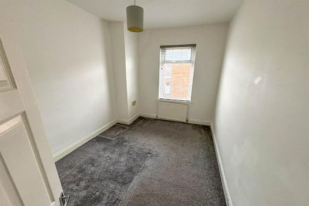 3 bedroom flat to rent - Photo 5