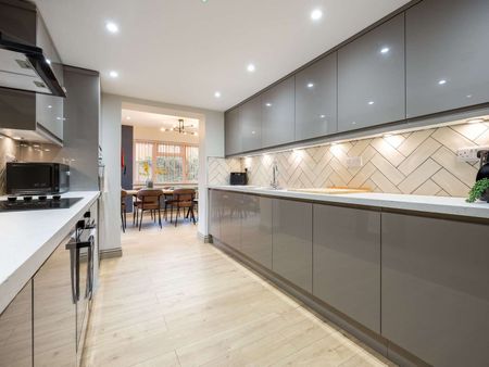 OX Living is proud to present this high-quality 11-bedroom co-living property, perfect for working professionals looking for stylish, stress-free living. Room 1 - Photo 4