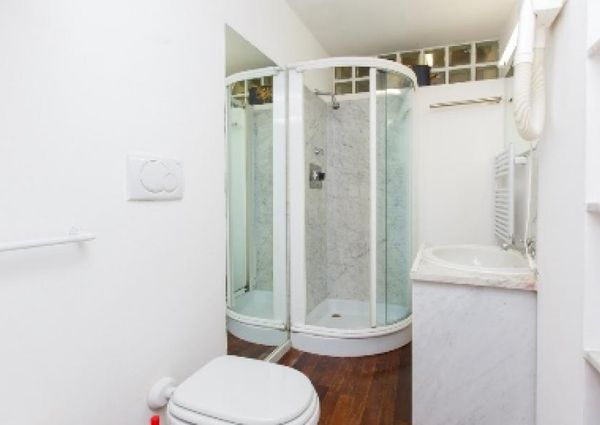 Center-Popolo: Modern, renovated 1 Bedroom, bath, kitchen. Parquet floors, bright, silent, located in beautiful villa near center, park, transport. Ref 847