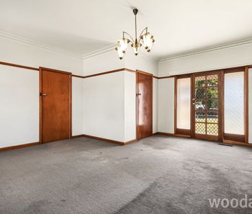 IDEAL HOME JUST MOMENTS FROM CHADSTONE SHOPPING - Photo 2