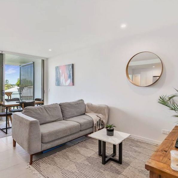 Top Floor - Large Two Bedroom - Great Location - Photo 1