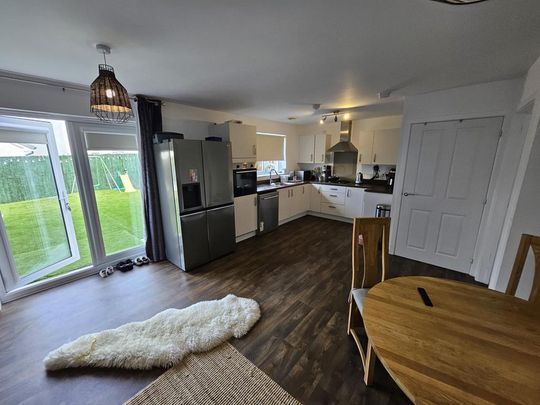 4 bedroom detached house to rent - Photo 1