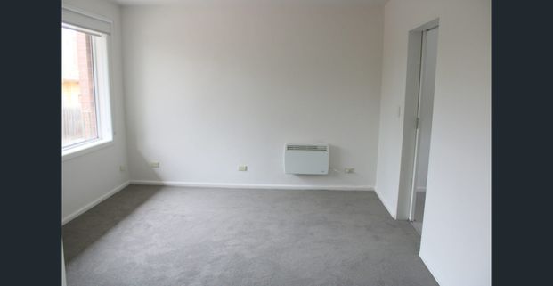 REFURBISHED 2 BEDROOM - BRAND NEW KITCHEN - Photo 1