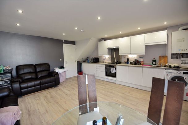 3 bedroom House in Holborn View, Leeds - Photo 1