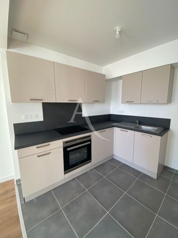 Location Appartement 4 pièces 77m² - Photo 2