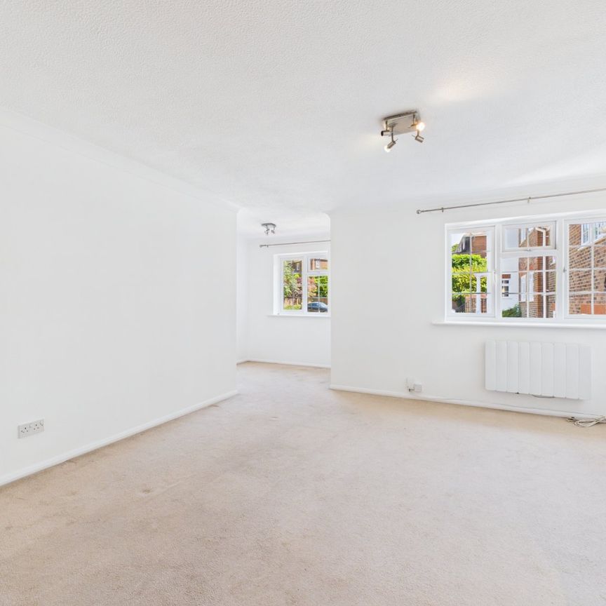 1 bedroom Flat in Fairway Heights, Camberley - Photo 1
