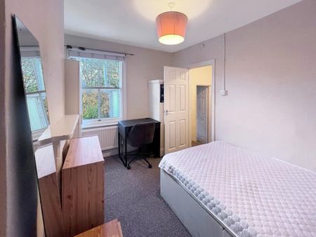 1 bedroom in a house share to rent - Photo 4