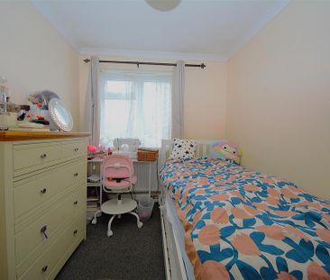 3 bedroom flat to rent - Photo 3