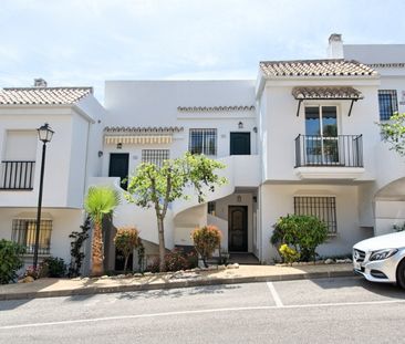 2 Bedroom Apartment For Rent in Nueva Andalucía, Málaga - Photo 2