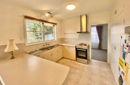 CHARMING FAMILY HOME IN SOUGHT-AFTER ASHWOOD - Photo 5