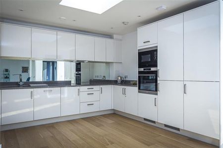 1 bedroom in a flat share to rent - Photo 3