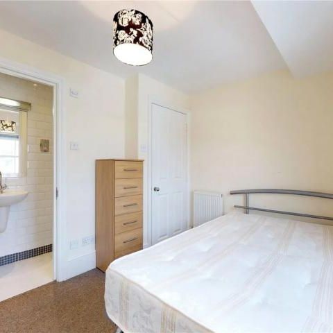 Top Floor 1 bedroom property within a beautiful georgian convertion - Photo 1