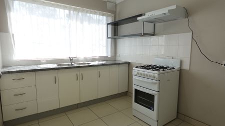 Stunning Renovated Townhouse – a Must-See! - Photo 3