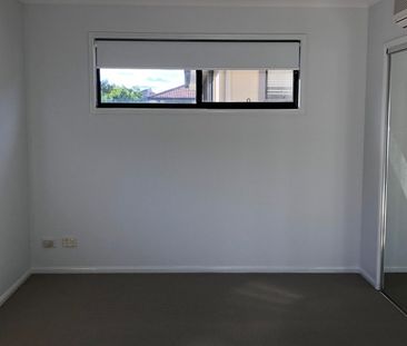 Modern three stories townhouse in superb location - Photo 1