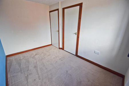 4 bedroom semi-detached house to rent - Photo 2