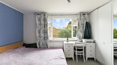 Iris Close, Surbiton - Photo 2