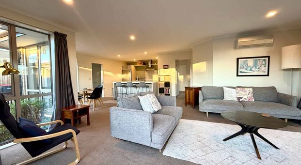 Sun drenched fully furnished 3 bedroom townhouse in quiet location! - Photo 1