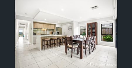 Immaculate Ex-Display Home in Box Hill - Photo 5