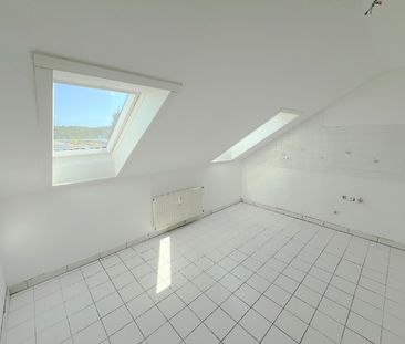 Gepflegte ca. 89 m² große DG-Wohnung mit großem Wohn-/Esszimmer, Tageslichtbad und PKW-Stellplatz - Foto 1