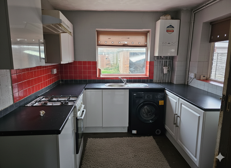 4 bedroom semi-detached house to rent - Photo 5