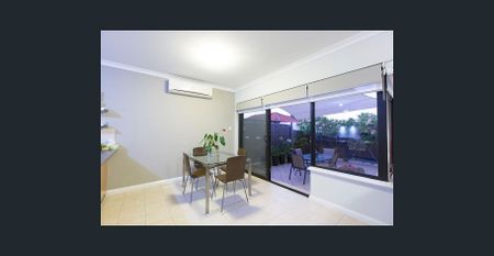 Comfortable 3x2 Home with Double Garage & Private Courtyard - Photo 2