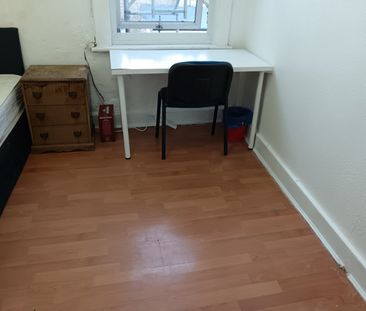 Room in a Shared Flat, Green Street, E13 - Photo 3