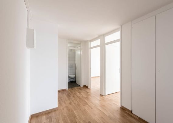 Wohnen mit Weitblick: Attraktive Wohnung im obersten Stock - Photo 1