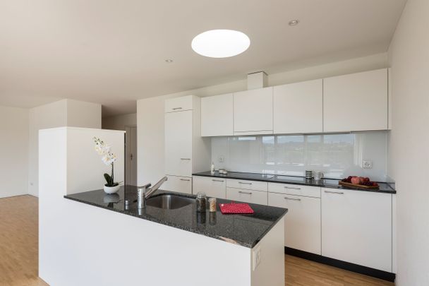 Behind the train station - right at the front! - Foto 1