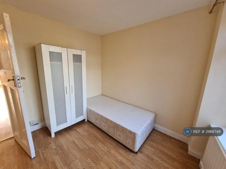 3 bedroom flat to rent - Photo 3