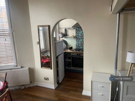 Studio to rent - Photo 2