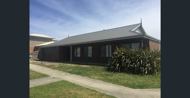 Beautiful Family Home in Sought-After Erin Park Estate - Photo 1