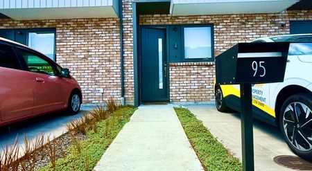 Modern 3-Bedroom Home with Resident Gym - Mt Wellington - Photo 3